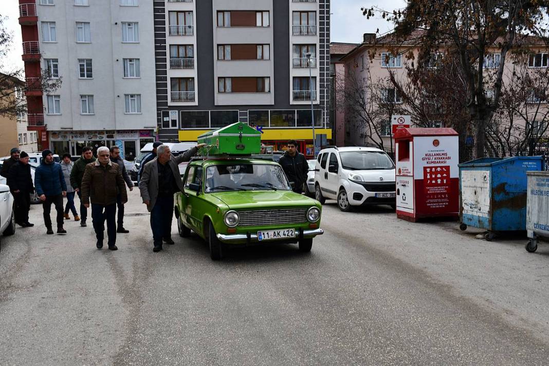Ölen adamın cenazesini o arabanın üzerine koyup gezdirdiler! Meğer vasiyeti böyleymiş, yıllarca gözü gibi bakmış 5
